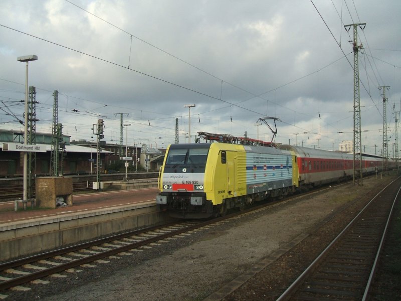 ES 64 F4 020 mit UEX 43311 von Dortmund Hbf. nach Rijeka,
ber Salzburg-Bischofshofen-Villach bei der Ausfahrt in Dortmund Hbf.(12.10.2007)