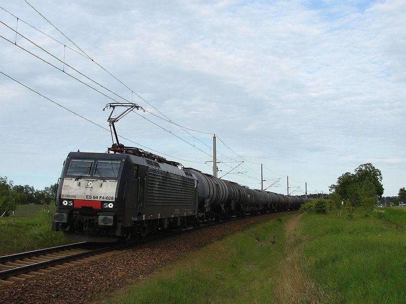 ES 64 F4-028 der CTL legt sich am 15.05.09 mit ihrem Kesselwagenzug bei Kummerow in die Kurve.