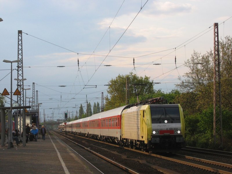 ES 64 F4-032 mit einem AZ bei der Durchfahrt in KDES am 1.Mai 2008