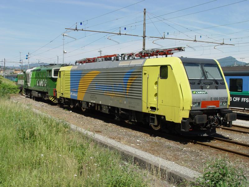 ES 64 F4 - 092  European Bulls  und eine DE 520 am 5.6.05 in Chiasso