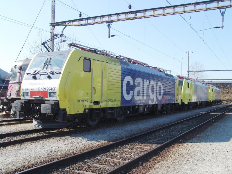 ES 64 F4 094 (E 189 994) steht am 17.2.05 zusammen mit ES 64 F4 012 (E 189 912) und ES 64 F4 011 (E 189 911) beim Depot in Chiasso. Alle drei Loks sind an die SBB Cargo vermietet

