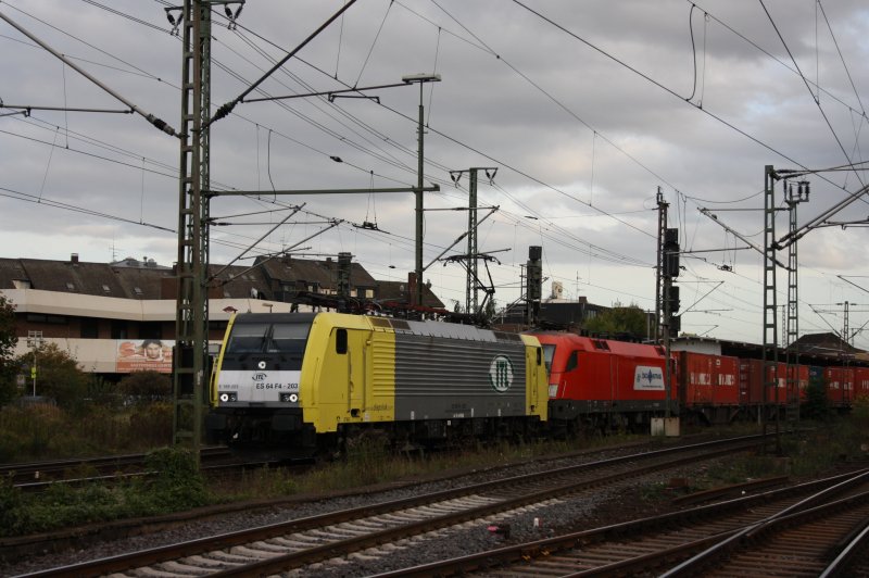 ES 64 F4 203 mit 1116 237 und einem Container Zug in Lehrte