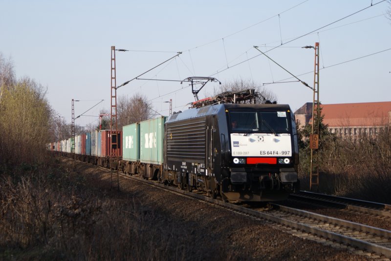 ES 64 F4-997 mit Containerzug in Limmer am 21.03.09 Gru an den Tf!