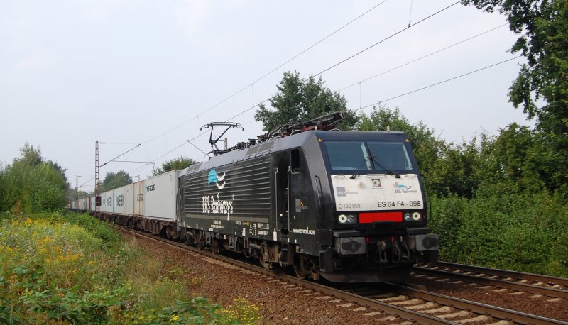 ES 64 F4-998 der ERS Railways, schon im schwarzen Farbkleid, f�hrt am 10.8.09 mit einem Containerzug bei Limmer Richtung Linden Gbf.