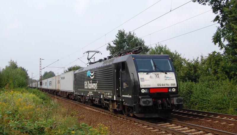 ES 64 F4-998 der ERS Railways, schon im schwarzen Farbkleid, fhrt am 10.8.09 mit einem Containerzug bei Limmer Richtung Linden Gbf.