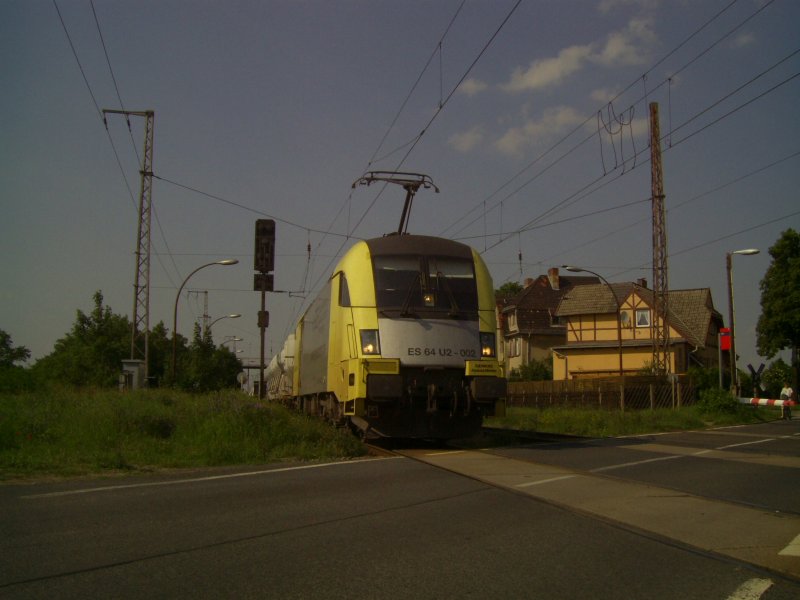ES 64 U2 - 002 mit Gemmischten Gterwaggons am Bahnbergang Priort bei Berlin