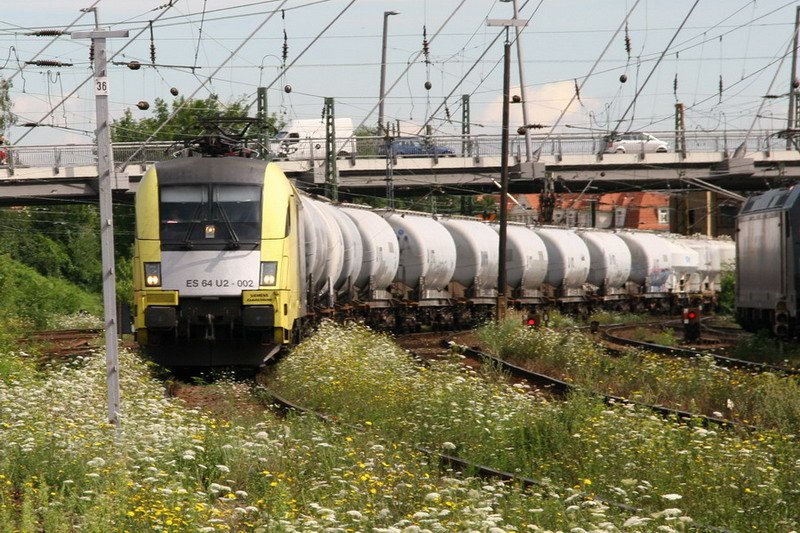 ES 64 U2-002 Eisenbahngesellschaft Potsdam fhrt mit Kesselwagen in den Bf. Halle/S. ein 23.07.2007