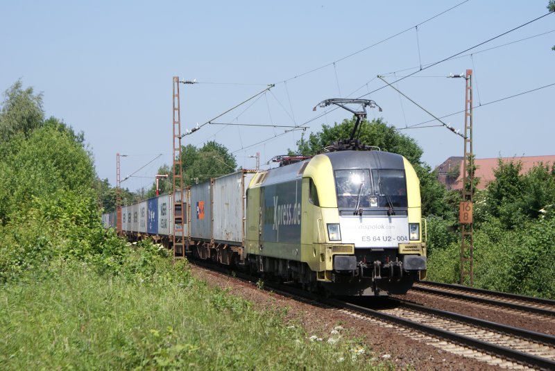 ES 64 U2-004 mit Containerzug in Hannover Limmer am 02.06.09