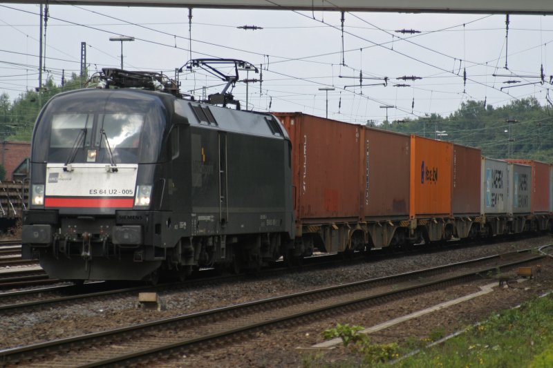 ES 64 U2-005 fhrt am 10.8.09 durch Duisburg-Entenfang