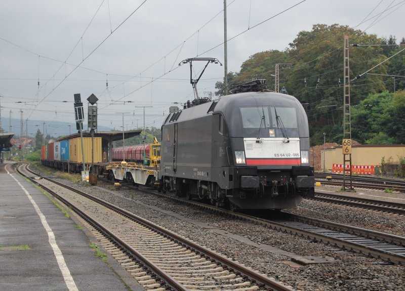 ES 64 U2-005 mit einem Containerzug am 5.9.2009 durch Kreiensen