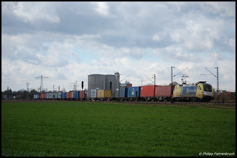 ES 64 U2 - 007 mit einem Containerzug in Richtung Mannheim am 25.03.08 bei Waghusel am Km 28,2 der Rheintalbahn (KBS 702).