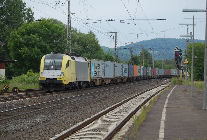 ES 64 U2-008 mit einem Containerzug am 6.6.2009 durch Kreiensen