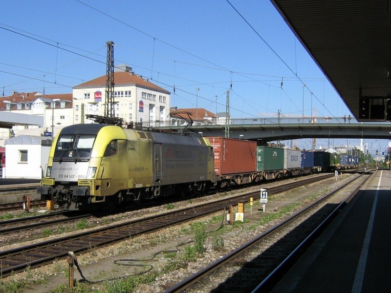 ES 64 U2 009 von TXL durchfhrt mit einem Gterzug am 6.8.2007 Regensburg.