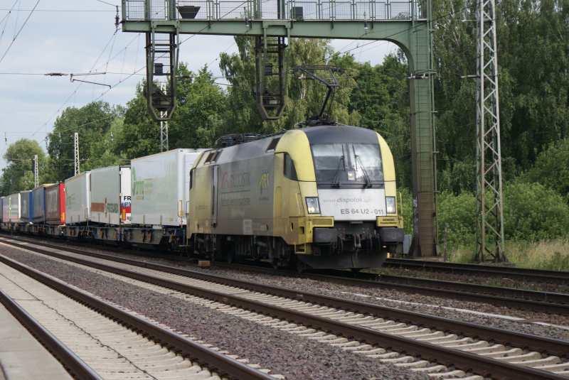 ES 64 U2-011 mit LKW-Hnger kurz vor der Durchfahrt des S-Bahnhofes Dedensen/Gmmer