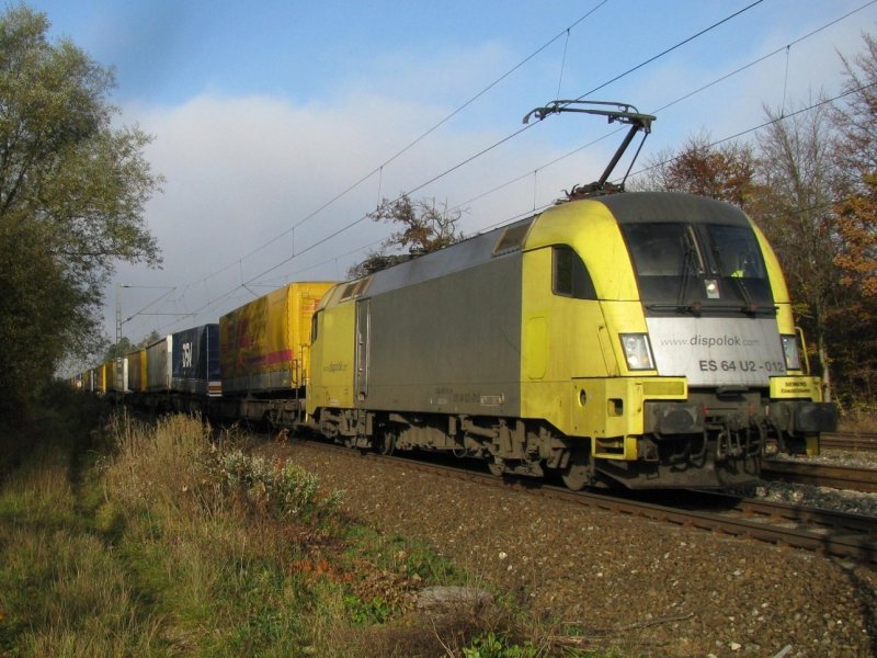 ES 64 U2 012 mit Gterzug am 26.10.2008 in Haar.