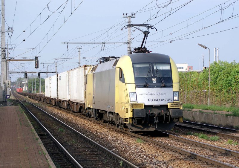 ES 64 U2-012 mit Gterzug bei der Durchfahrt der Haltestelle Wien Haidestrasse, 16.04.2009