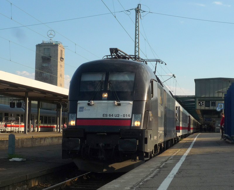 ES 64 U2-014 steht mit IC 1910 nach Dortmund Hbf abfahrbereit in Stuttgart Hbf. 01.06.09