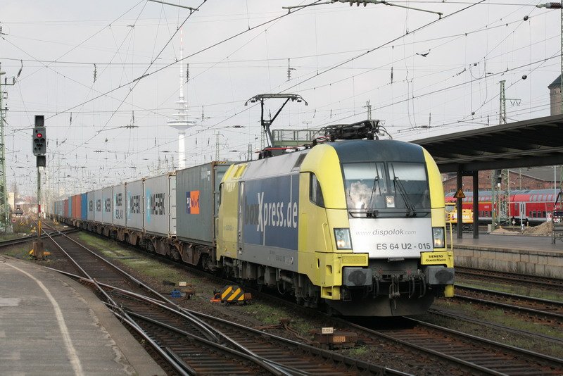 ES 64 U2-015 kommt mit einem Containerzug durch Bremen gefahren. 08.04.2009