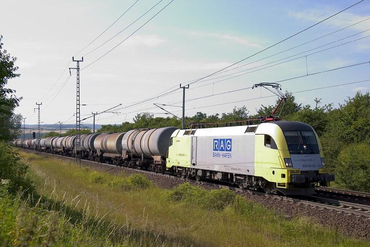 Es 64 U2-017 (182-517) fhrt einen Ganzzug am Block Steinberg Richtung Halle/S