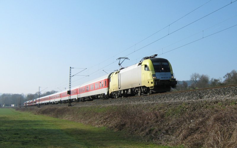 ES 64 U2-017 bringt ihren Autozug zurck aus Narbonne. Aufgenommen kurz vor Niddawitzhausen. 31.03.2009.
