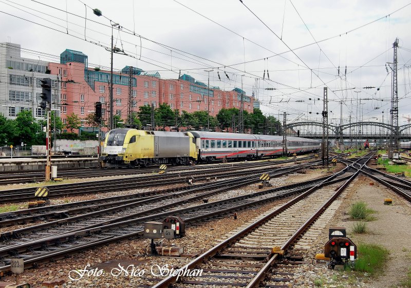 ES 64 U2-017 erreicht soeben mit EC 188 Verona Porta Nuova - Mnchen Hbf. den Endbahnhof (Bahnbildertreffen 16.05.09)