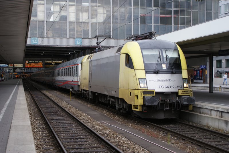 ES 64 U2-017 mit EC in Mnchen Hbf am 30.05.09