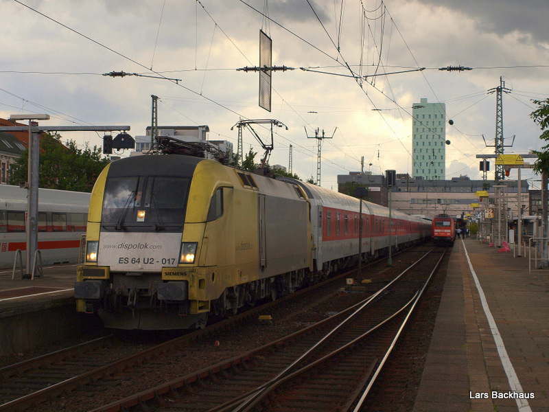 ES 64 U2-017 steht am 21.06.09 mit dem AZ 13383 nach Verona P.N. in den Startlchern und wartet auf die Freigabe zur Ausfahrt Richtung Hamburg-Dammtor. Aufgenommen bei bedrohlich wirkender Kulisse in Hamburg-Altona.