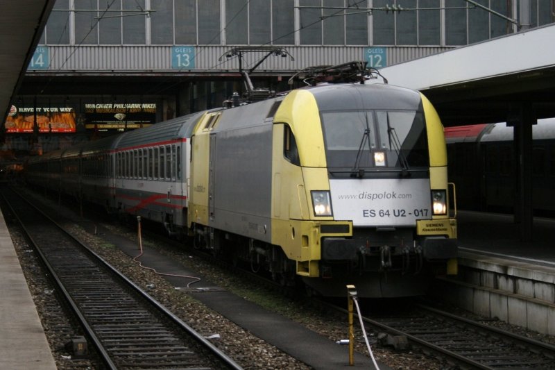 ES 64 U2 017 vor EC 83 am 22.12.2008 in Mnchen Hbf.
