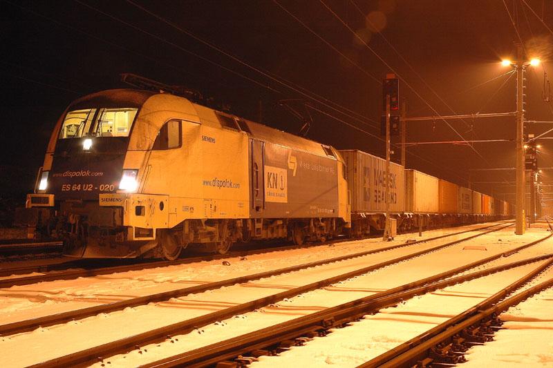 ES 64 U2 - 020 der Wiener Lokalbahnen AG kurz vor der Abfahrt mit dem von der D3 kurz zuvor ausgezogenen Containerzug. Noch nie hatte ich zuvor eine Lok der WLB am Terminal in Graz-Kalsdorf gesehen.