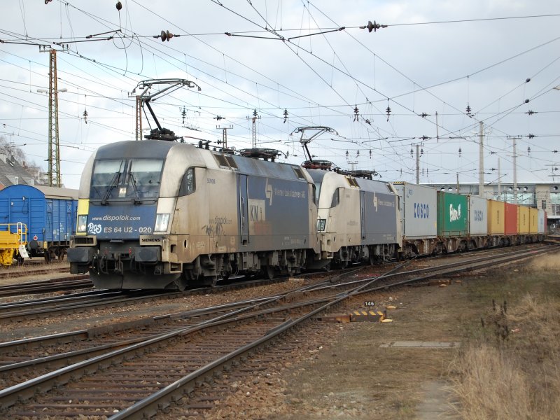 ES 64 U2-020 an der Spitze eines WLB-Tandems
fhrt am 16.02.2008 mit einem Containerzug in Wels durch.
