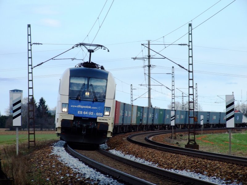 ES 64 U2-020 mit Containerzug kurz nach Plattling am 28.03.2009!