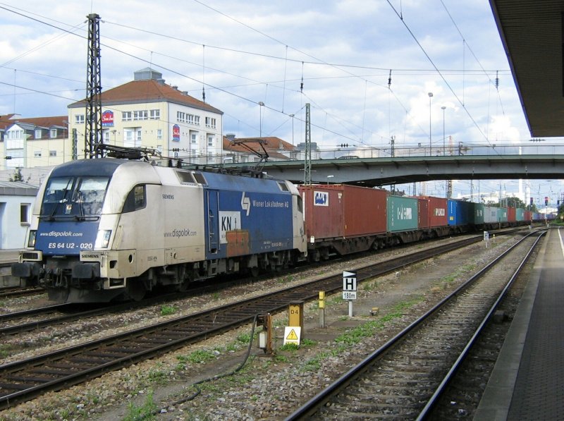 ES 64 U2 020 der Wiener Lokalbahn mit einem Containerzug bei der Durchfahrt in Regensburg Hbf, aufgenommen am 30.7.2007.