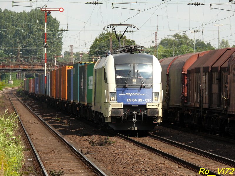 ES 64 U2-020 der Wiener Lokalbahnen Cargo GmbH mit Containerzug passiert gerade Dsseldorf-Rath. 04.08.2008.