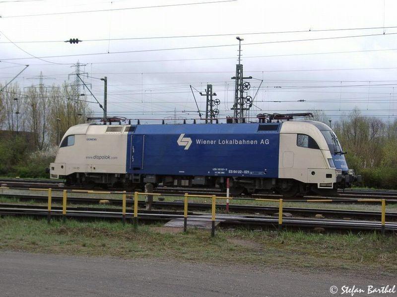 ES 64 U2 - 021 der WLB wartet im Betribsbahnhof Burchardkai auf neue Einsttze.
