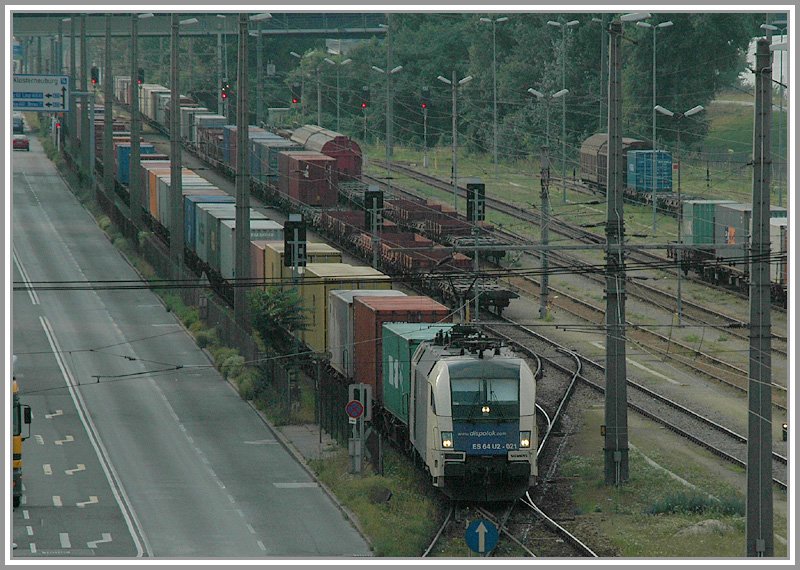 ES 64 U2 - 021 der Wiener Lokalbahn verl�sst am 21.7.2006 mit ihrem Containerzug den Bahnhof Donaukai Richtung Erdberger L�nde
