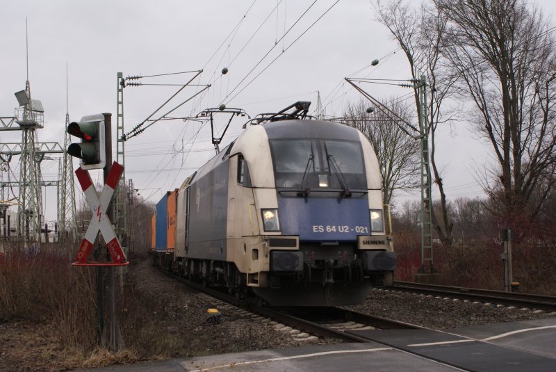 ES 64 U2-021 mit Containerzug in Dsseldorf am Km 28,190 am 21.02.2009 
