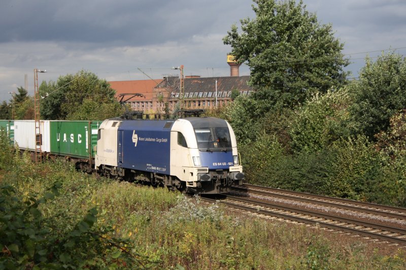 ES 64 U2-021 mit einem Container Zug in Hannover Limmer. 