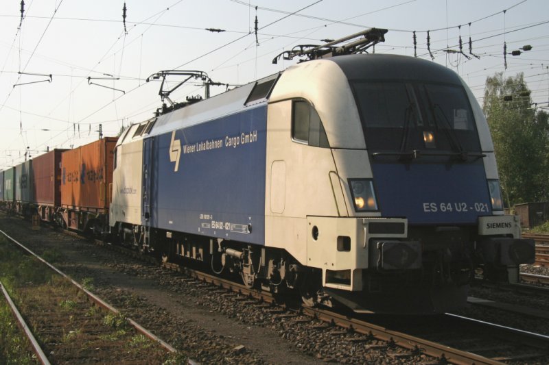 ES 64 U2-021 der WLB durchfhrt am 19.9.09 Duisburg-Entenfang