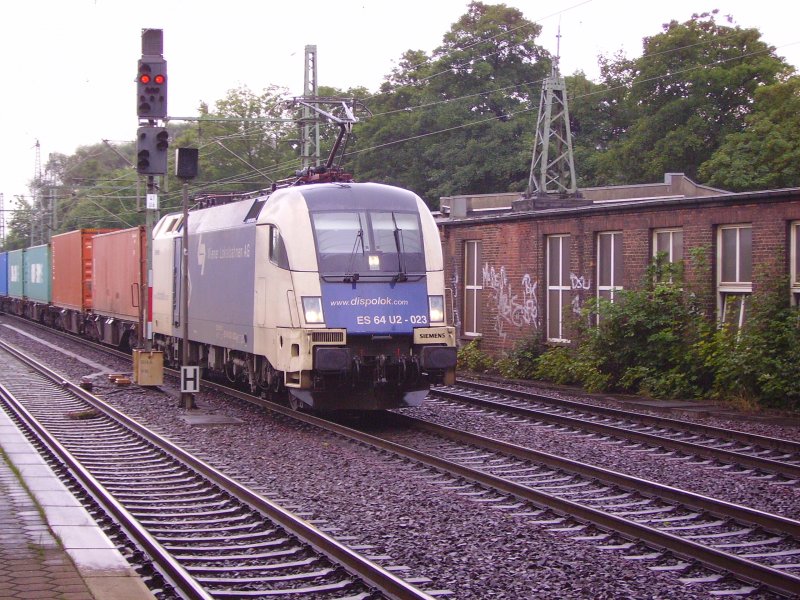 ES 64 U2-023 fhrt mit Container durch Hamburg-Harburg. 22.08.07