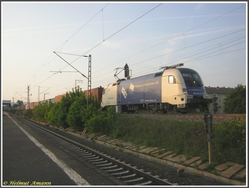 ES 64 U2-023 der Wiener Lokalbahnen fuhr am 29.04.2007 mit einem Gterzug am Bahnhof Frankfurt am Main-Niederrad vorbei.