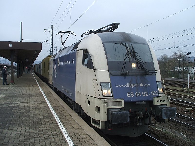 ES 64 U2-023 von WLB mit einem Conatinerzug am Gleis 8 des Bahnhofes G�ttingen.