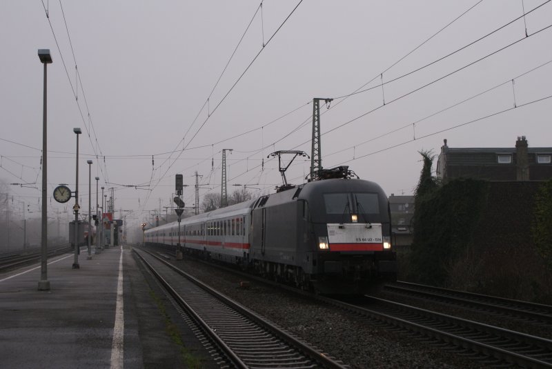 ES 64 U2-026 + ES 64 U2-061 mit dem IC 1911 nach Stuttgart in Dsseldorf Oberbilk am 23.12.2008