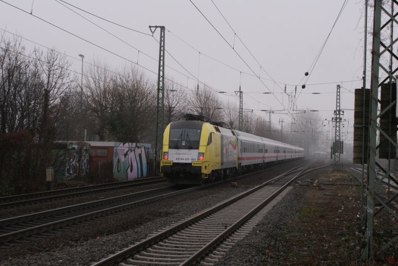 ES 64 U2-026 + ES 64 U2-061 mit dem IC 1911 nach Stuttgart in Dsseldorf Oberbilk am 23.12.2008