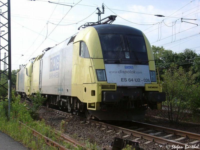 ES 64 U2 - 026 (Lok 252) der RAG wartet zusammen mit ES 64 U2 - 017 in Hanau Hbf auf neue Einstze.
Mai 2004