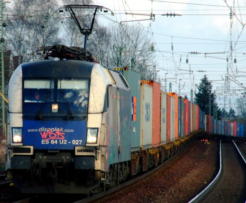 ES 64 U2 027 (schon einmal verffentlicht) der WLB mit Containerzug am 10.3.2007 in Straubing. (berarbeitete Version)