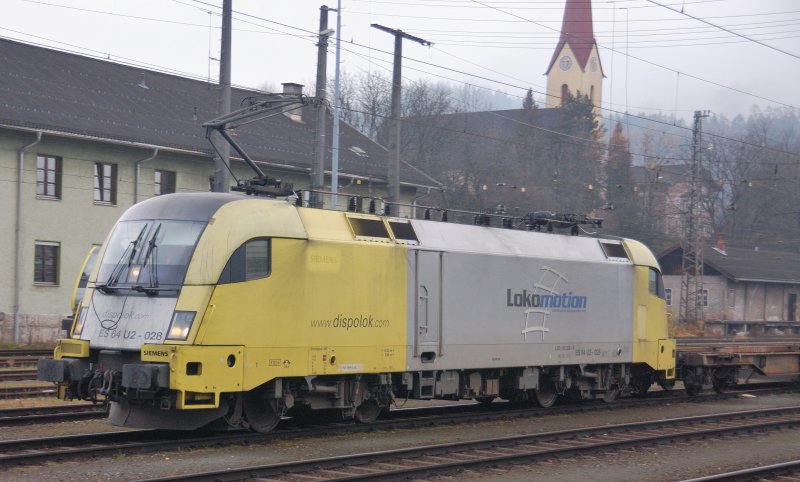 ES 64 U2-028  Lokomotion  im Portrait: Auffallend das  freigelegte  Siemens-Signet oberhalb des www der Internetadresse. 