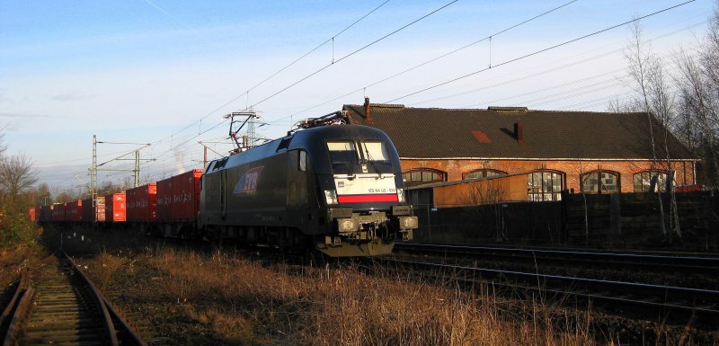 ES 64 U2-030 der EVB zieht am 31.03.09 einen Containerzug durch Hamburg-Unterelbe Richtung Maschen.