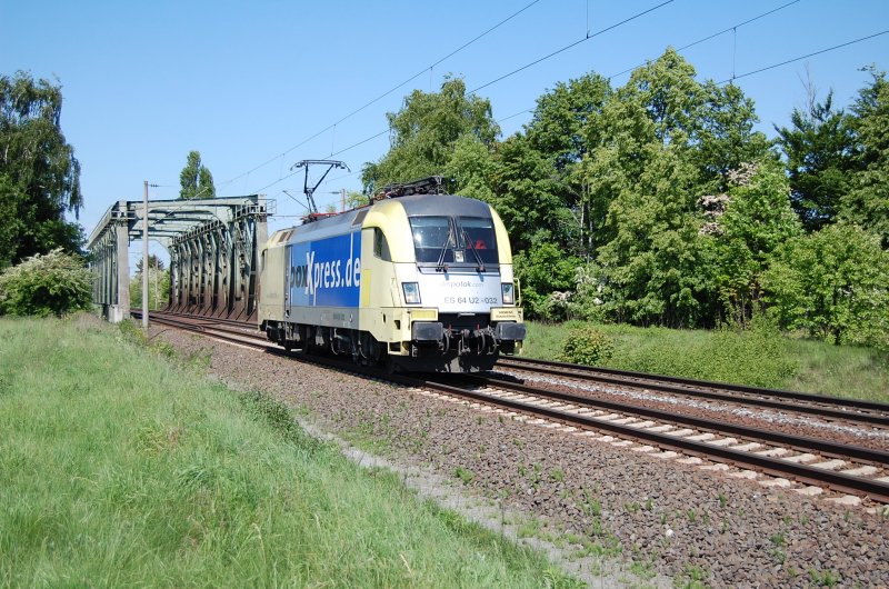 ES 64 U2-032 am 13.05.2009 nach berquerung des Mittellandkanals bei Peine 