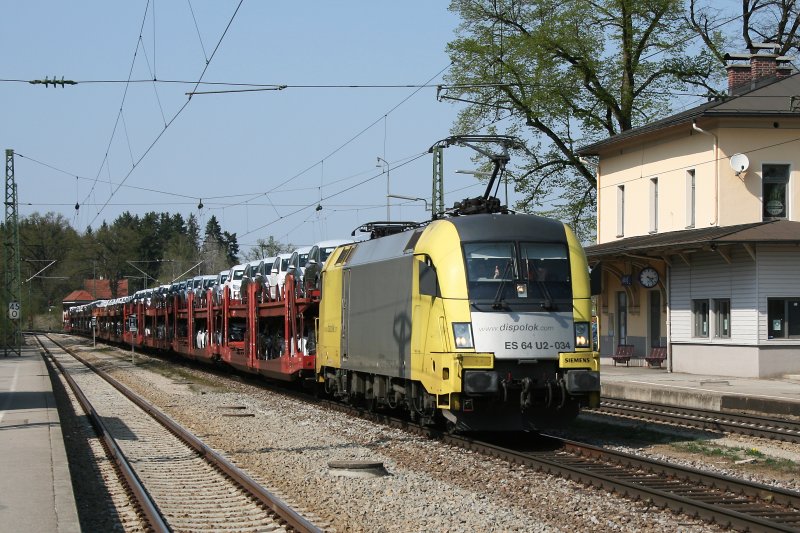 ES 64 U2 034 mit einem Autozug am 15.04.2009 in A�ling.