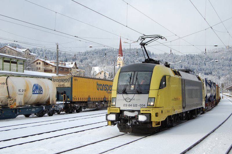 ES 64 U2 034 steht mit einem Kombi-Zug in Kufstein und wartet auf Verstrkung in Form eines 2. Dispo-Taurus. 13.2.2009